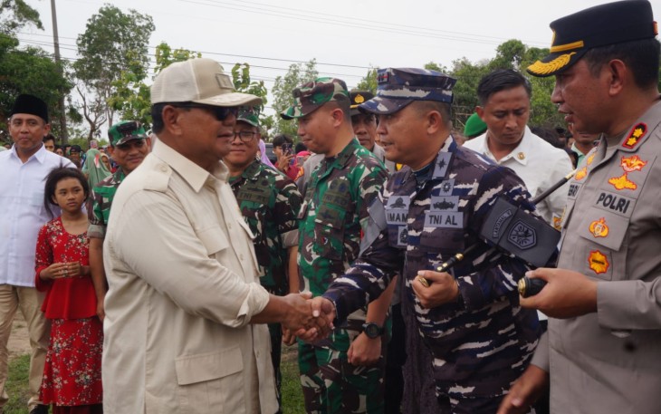 Danlanal Batuporon saat Turut Dampingi Menhan RI Pada Penyerahan Bantuan Sumur Bor dan Pipanisasi Sumber Mata Air di Pulau Madura