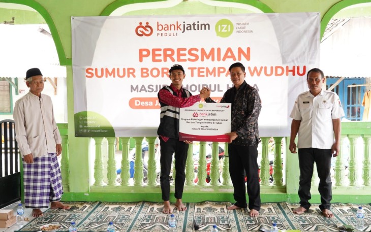 Bank Jatim saat secara resmi telah menyerahkan bantuan Corporate Social Responsibility (CSR) kepada Inisiatif Zakat Indonesia (IZI) pada hari Rabu (4/12).