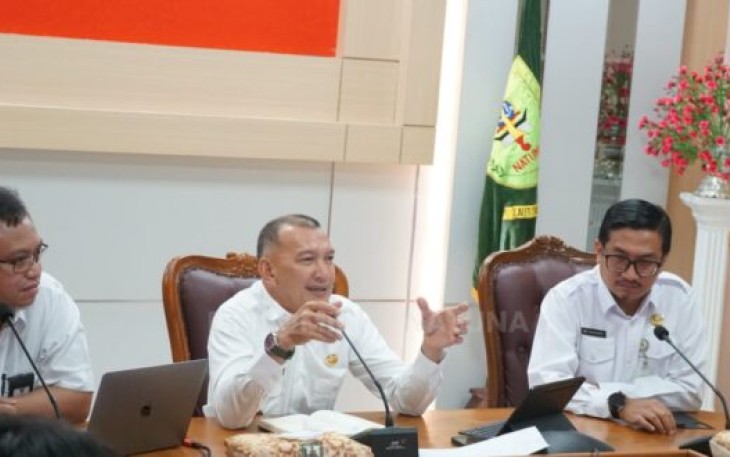 Wakil Bupati Natuna saat Adakan Rapat 