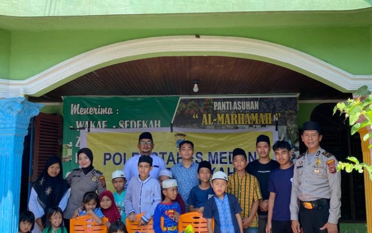 Kapolrestabes Medan Kombes Pol Teddy John Sahala SH MHum gulirkan bantuan nasi bungkus kepada Pengurus Panti Asuhan Al Marhamah di Jalan Garuda, No 2, Sei Sikambing Medan, Jumat (26/1/2024)
