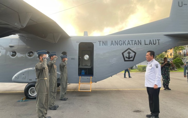 Pesud Casa NC-212-200 Aviocar di bawah Skuadron 600 Wing Udara 1 Puspenerbal Tanjungpinang yang diawaki Captain Pilot Kapten Laut (P) Nur Irfan Rafsanjani dan Copilot Lettu Laut (P) Saputra Ihsan mendukung kunjungan kerja Gubernur Prov Kepulauan Riau Ahmad Ansar berserta rombongan di Pulau Tambelan Provinsi Kepri, Kamis (25/1/2024)