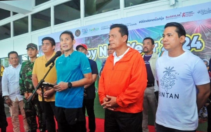 Gubernur Ansar bersama Menteri Sandiaga Uno saat sambut Wisman Pertama 2024 di BBT Lagoi 