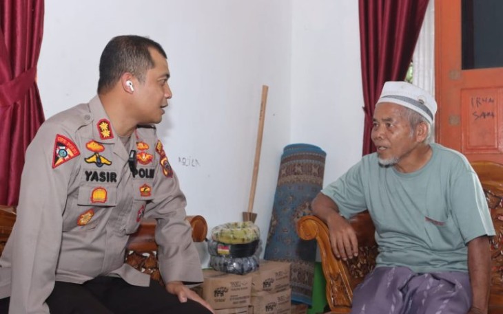 Kapolres Tapsel, AKBP Yasir Ahmadi minta petuah dan doa ke pemilik Ponpes Baburrahman, H Abdul Rahman Tanjung