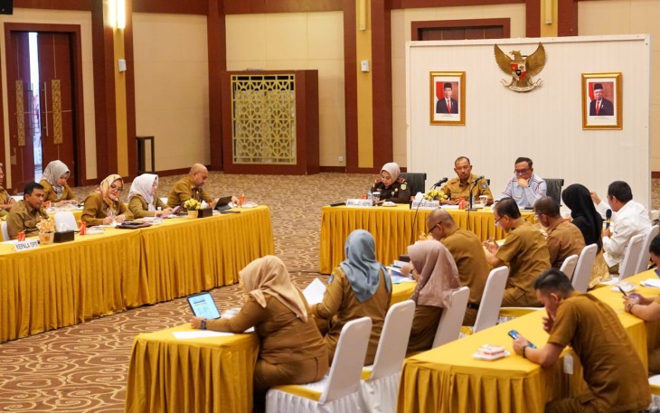Sekretaris Daerah Provinsi Kepulauan Riau Adi Prihantara memimpin Rapat Pembentukan Peta Jalan Pengendalian Inflasi Provinsi Kepulauan Riau bertempat di Aula Wan Seri Beni Kantor Gubernur Kepulauan Riau, Pulau Dompak, Tanjungpinang, Selasa (23/01)