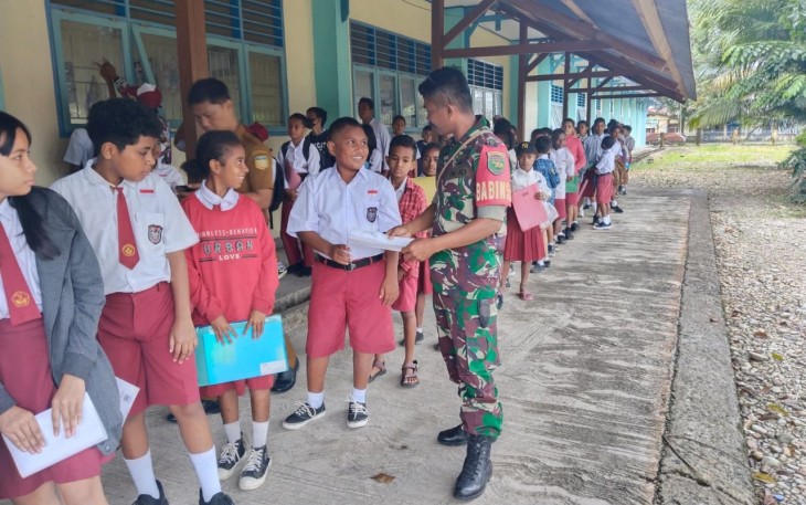 Babinsa Koramil 1710-02/Timika Serka Philipus Monitoring Penerimaan Siswa Baru di Wilayah Binaan
