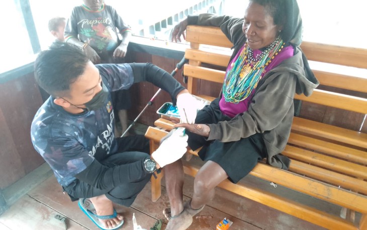 Halo Doc Satgas 330 Sigap Obati Tangan Mama Hanah Sani Luka Infeksi