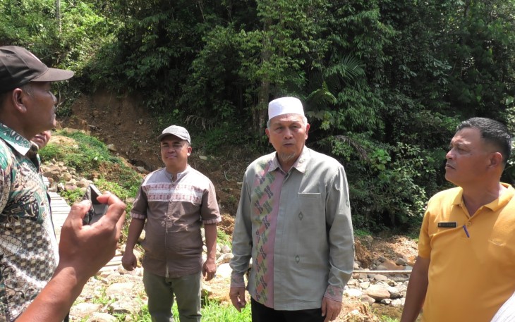 Bupati Hamsuardi saat Tinjau Jembatan Putus Rura Patontang