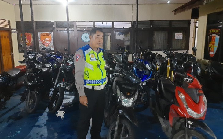 Petugas saat menunjukan 10 Unit Motor yang Berhasil diamankan 