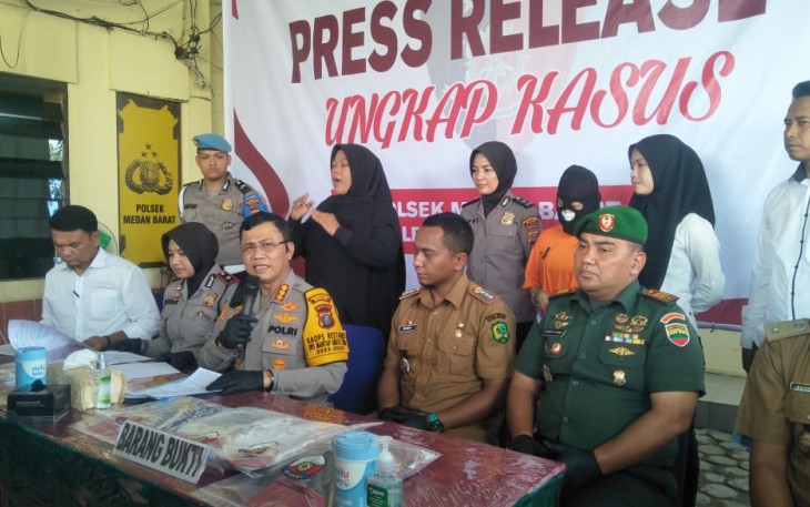 Kapolrestabes Medan Kombes Pol Dr  Teddy John Sahala Marbun SH MHum didampingi Kapolsek Medan Barat dan Kasi Humas Polrestabes Medan  Iptu Nizar Nasution kepada wartawan, Senin (22/1/2024).  