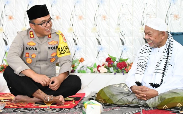 Abu Paya Pasi Peusijuk Kapolres Aceh Timur