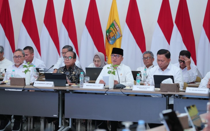 Menteri Desa dan Pembangunan Daerah Tertinggal Yandri Susanto didampingi Staf Ahli Menteri Bidang Hubungan Antar Lembaga Samsul Widodo menghadiri Rapat Koordinasi Terbatas Bidang Pangan yang dipimpin oleh Menteri Koordinator Bidang Pangan Zulkifli Hasan di Mahan Agung Lampung, Sabtu (28/12/24).   Dok. Sigit Purwanto/Humas Kemendes PDT