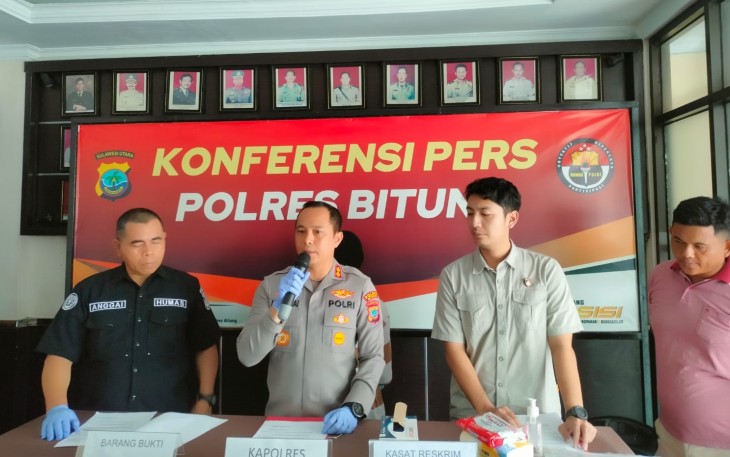 Kapolres Bitung, AKBP Albert Zai,S.I.K.,S.H di dampingi Kasat Reskrim Iptu Gede Indra Asti, S.I.K.,S.H dan Kasi Humas Iptu Abdul Natip Anggai saat memberikan keterangan dalam konferensi pers