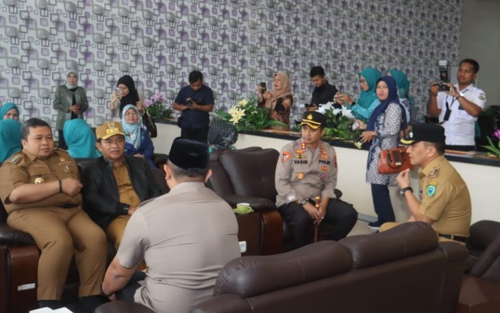 Kapolres Tapsel, AKBP Yasir Ahmadi, beserta Bupati, Dolly Pasaribu, Dandim Letkol Inf Amrizal Nasution, dan Ketua DPRD Abdul Basith Dalimunthe, saat bersilaturahmi dengan Pj Gubsu, Hasanuddin, di Aula Mess Pemprovsu di Kecamatan Sipirok.