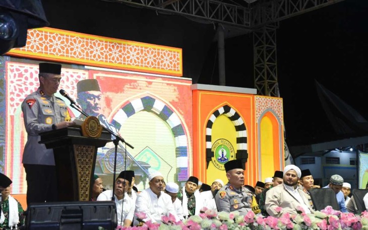 Kapolda Jawa Timur Irjen Pol. Drs. Imam Sugianto bersama rombongan pejabat utama Polda Jatim menghadiri Haul di Pondok Pesantren Nurut Taqwa ke 48 di Kecamatan Cermee Kabupaten Bondowoso, Jumat (08/03 2024)