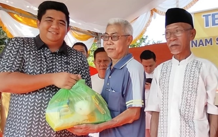 Bupati Roby saat memberikan bantuan sembako kepada lansia di Desa Penaga, Kecamatan Telok Bintan, Selasa (11/07/2024).
