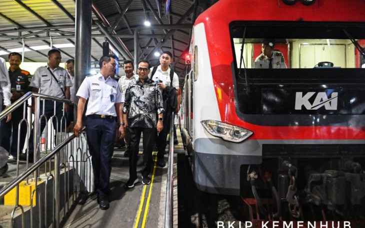 Menhub Budi Karya Sumadi meninjau kereta bandara YIA
