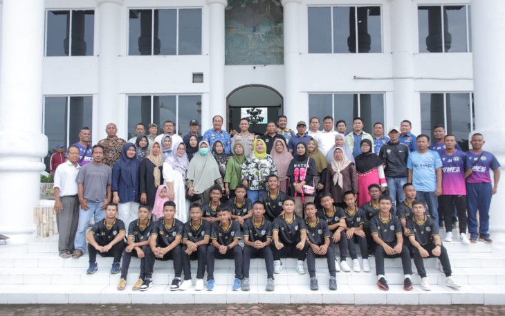 Wakil Bupati Lepas Tim Sepakbola SSB Mezzaluna Asahan