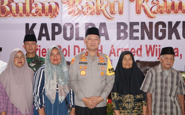 Kapolda Bengkulu Berdialog Langsung Kepada Masyarakat Penerima 100 Paket Bantuan Sosial di Kabupaten Bengkulu Utara 