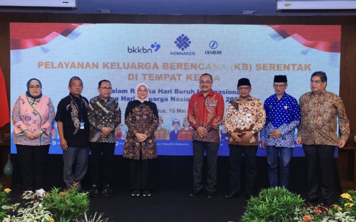 Menaker Ida Fauziah dalam kegiatan Pelayanan KB serentak dan peringatan Hari Buruh di Kudus Jateng, Rabu (15/5)