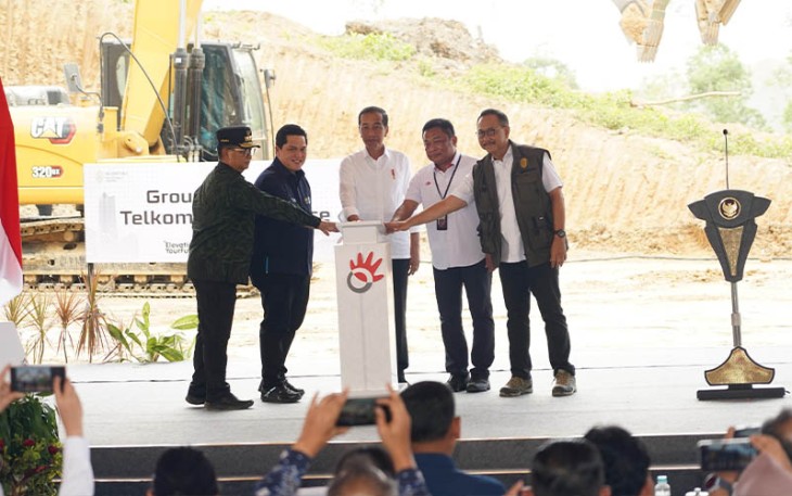 Presiden RI Joko Widodo (tengah) bersama dengan Kepala Otorita IKN Bambang Susantono (kanan), Menteri BUMN Erick Thohir (kedua kiri), PJ Gubernur Kalimantan Timur Akmal Malik (kiri), dan Direktur Utama Telkom Ririek Adriansyah (kedua kanan), saat acara Groundbreaking Telkom Smart Office di Kawasan Ibu Kota Nusantara (IKN), Penajam Paser Utara, Kalimantan Timur, Jumat (1/3/2024).