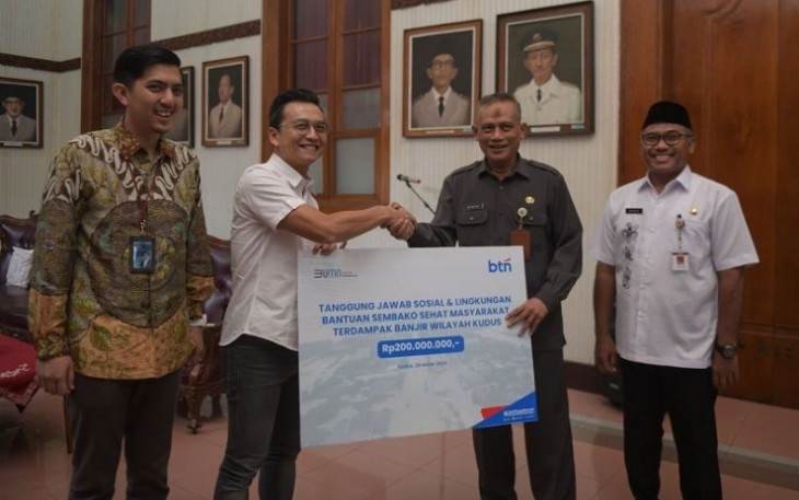 Bank BTN saat menyerahkan bantuan untuk korban banjir di Kabupaten Kudus Jawa Tengah 