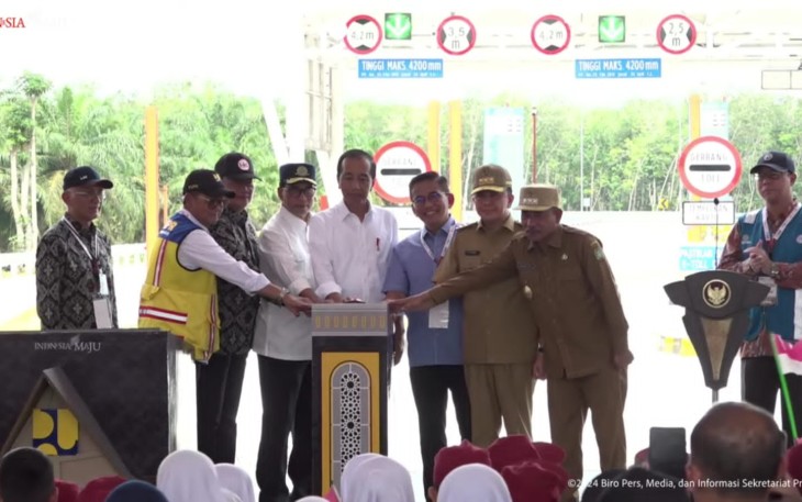 Menhub Budi Karya Sumadi mendampingi presiden Jokowi resmikan jalan tol Indrapura -Kisaran, Rabu (16/10)