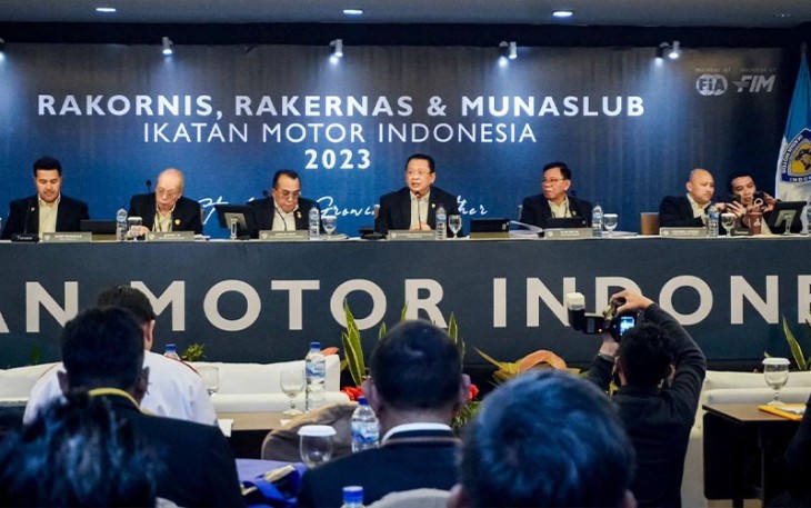 Bamsoet saat membuka Rakornis IMI di Jakarta, Senin (15/1/24).