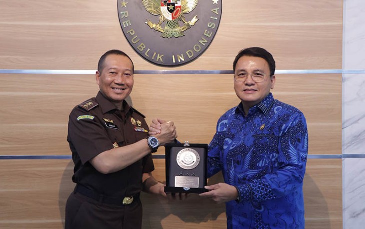 Jaksa Agung Muda Pidana Militer Dr. W. Indrajit saat penyerahan cindera mata kepada Ketua Komisi Kejaksaan (Komjak) Dr. Barita Simanjuntak, SH.,MH., CFrA