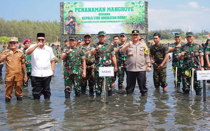 Kasad Jenderal TNI Maruli Simanjuntak M.Sc., saat memimpin penanaman 8.500 bibit mangrove di areal 10,5 hektare wilayah Desa Gampong Blang, Kec. Meuraksa, Kota Banda Aceh, Senin (12/2/2024), dengan melibatkan 1.625 prajurit TNI, Polri, Pramuka, Pelajar dan masyarakat setempat.