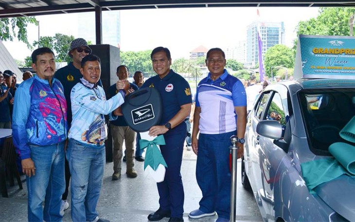 Kasal secara simbolis menyerahkan hadiah utama 1 unit mobil kepada pemenang