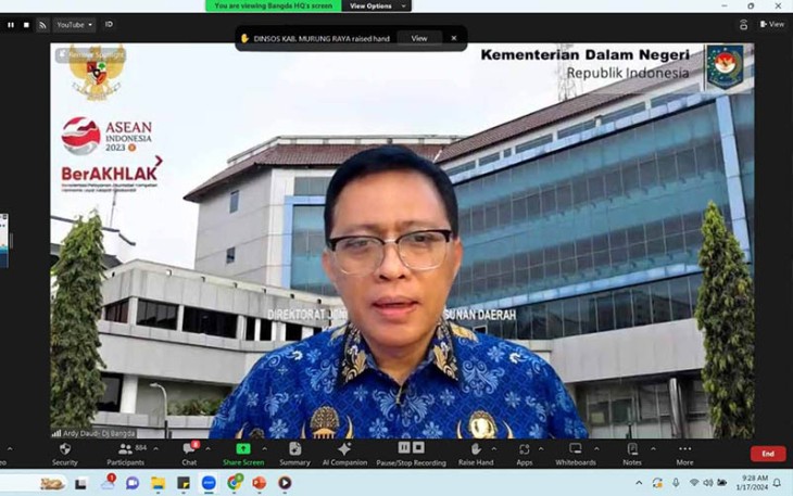 Direktur Jenderal Bina Pembangunan Daerah Kementerian Dalam Negeri Restuardy Daud saat membuka secara resmi rapat evaluasi pelaporan SPM Triwulan IV Tahun Anggaran 2023 yang diselenggarakan secara hybrid di Favehotel PGC Cililitan Jakarta.
