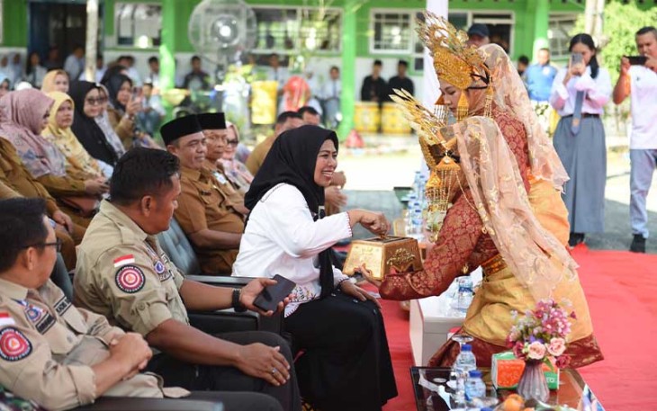 Bunda Tagana Kepri Hj. Dewi Kumalasari Ansar saat berKunjung ke SMK Negri 1 Bintan, Selasa (6/2). 