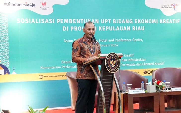 Sekretaris Daerah Provinsi Kepulauan Riau Adi Prihantara saat membuka Sosialisasi Pembentukan Unit Pelaksana Teknis (UPT) Bidang Ekonomi Kreatif bertempat di Ballroom Aston Tanjungpinang Hotel and Conference Center Jalan Adi Sucipto KM 11, Tanjungpinang, sabtu (17/02).