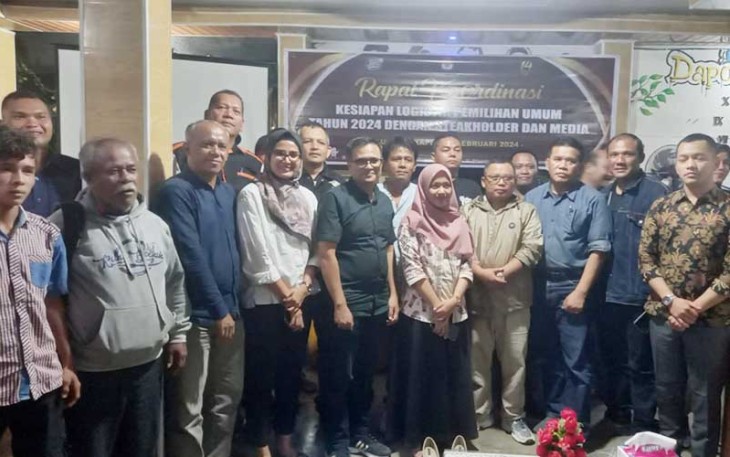 Foto Bersama usai Cafe Dapoer Mami Lubuk Sikaping, Selasa (06/02/2024).