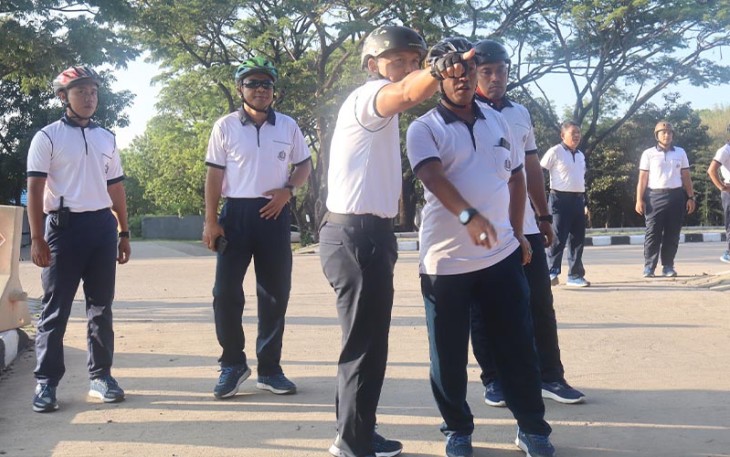 Danlantamal V saat Tinjau Pelaksanaan Jumat Bersih di DBAL 