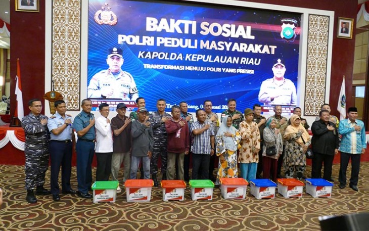Lanudal Tanjungpinang Serahkan Bansos