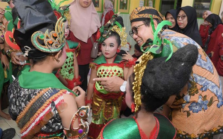 Mendes PDTT Abdul Halim Iskandar saat menghadiri Festival Budaya Desa di Desa Kedungbetik, Kecamatan Kesamben, Jombang, Jawa Timur, Minggu (21/1/2024).