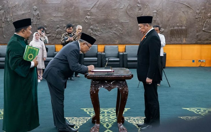 Ketua MPR RI Bamsoet dalam pelantikan Anggota MPR RI Pengganti Antar Waktu Hafidh Asrom dari Kelompok DPD RI, di Gedung Parlemen Jakarta, Rabu (17/1/24).