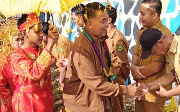 Bupati Natuna Wan Siswandi saat kunjungan kerja dalam rangka menghadiri Musyawarah Rencana Pembangunan (Musrenbang) tahun 2024 untuk anggaran tahun 2025. Bertempat di Gedung Serbaguna Kecamatan Serasan Timur Kabupaten Natuna. Selasa 06/02/2024. Pukul 08.30. Pagi.