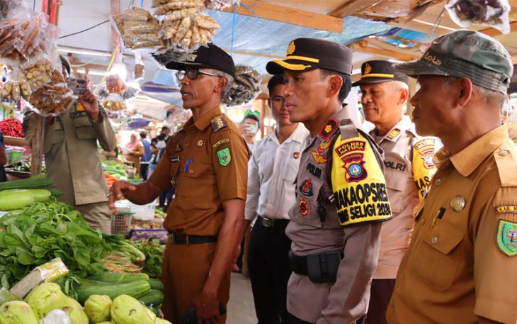Wakapolres Natuna bersama Tim Satgas Pangan saat Sidak Pasar