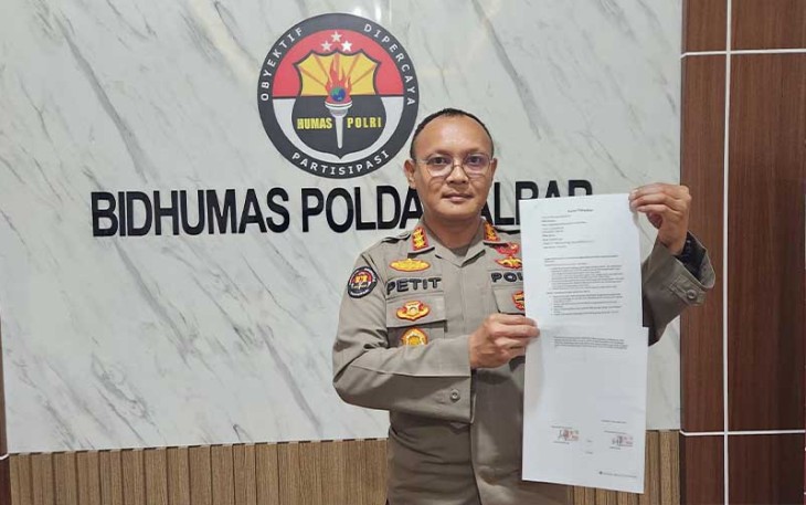 Kabid Humas Polda kalbar Kombes Pol R. Petit Wijaya, S.IK., M.M., saat menyampaikan klarifikasi kepada awak media  terkait persoalan pelanggaran Kode Etik Personel Polda Kalbar atas nama Bripda AB, yang dilaporkan oleh seorang perempuan inisial SL.