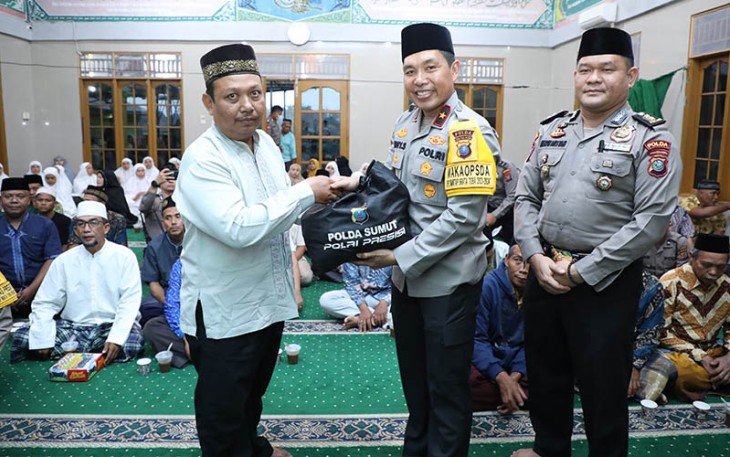Wakapolda Sumut, Brigjen Pol Rony Samtana, saat melaksanakan subuh keliling 