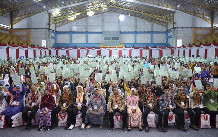 Masyarakat Kabupaten Bandung Terima Sertipikat Tanah dari Presiden RI