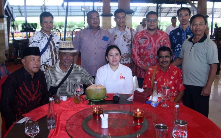 Ketua DPR RI Puan Maharani saat menerima sejumlah kades yang ‘mencegatnya’.