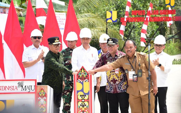 Peresmian di ruas jalan akses ke Wisata Goa Batu - Tapak Raja di Kecamatan Sepaku, Penajam Paser Utara pada Jumat (1/3/2024).