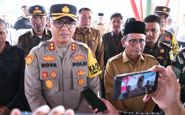 Bupati bersama Kapolres Aceh Timur saat diwawancarai awak media