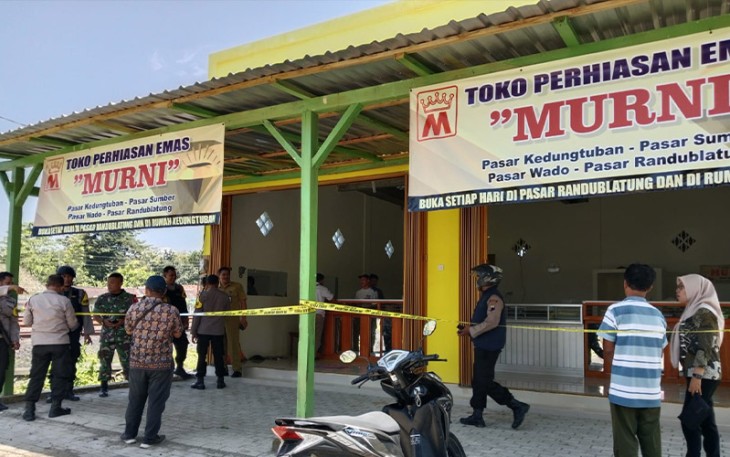 Polisi memasang garis polisi di toko emas "Murni" di Desa Wado kecamatan Kedungtuban, kabupaten Blora Jawa Tengah.