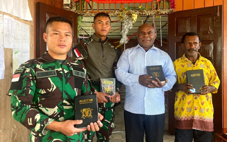 Satgas Yonif 310/KK Berikan Alkitab dan Salib Kepada Dua Gereja di Pegunungan Bintang