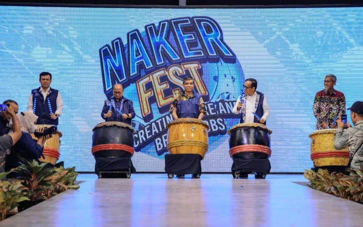 Menaker Yassierli saat membuka Naker Fest di Semarang, Sabtu (30/11)