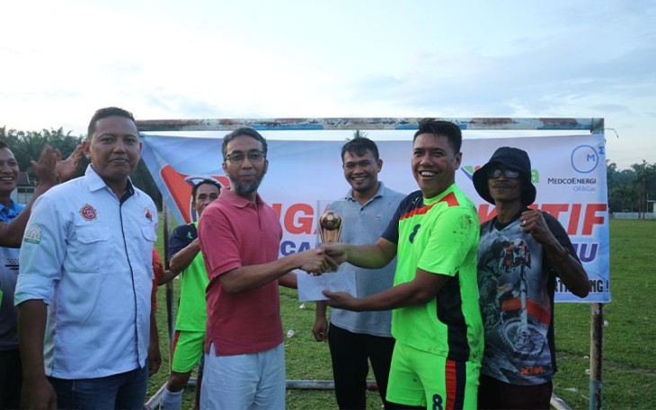 Penyerahan Trofi dan uang pembinaan